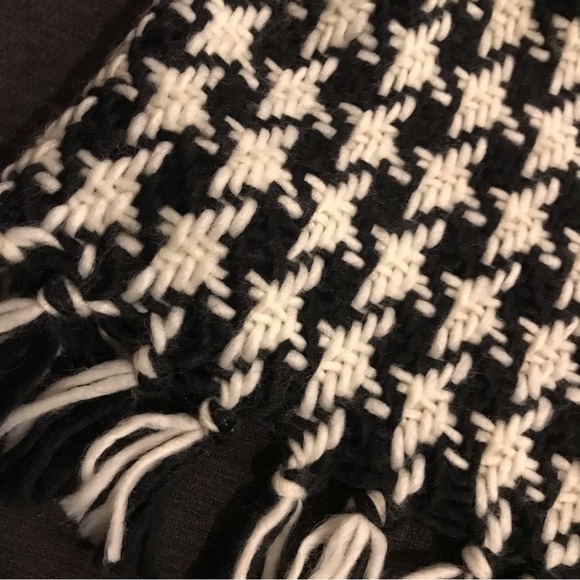 Talbots NWT black and white knit scarf with stylish design. From Talbots outlet - Picture 6 of 7